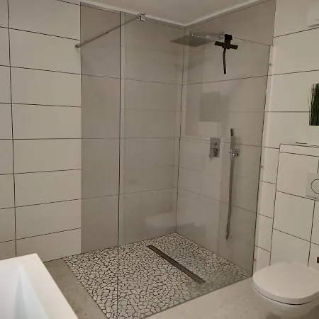 Modern 3 Bedroom Near Castle Lejlighed