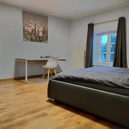 Modern 3 Bedroom Near Castle דירה *