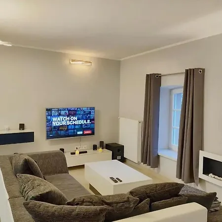 Modern 3 Bedroom Near Castle