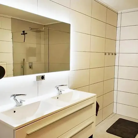 Modern 3 Bedroom Near Castle Lejlighed