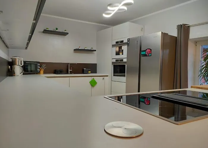 Apartment Modern 3 Bedroom Near Castle