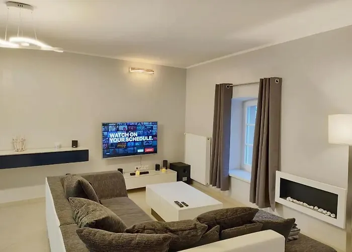 Modern 3 Bedroom Near Castle