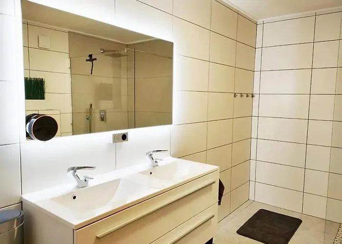 Modern 3 Bedroom Near Castle Apartment